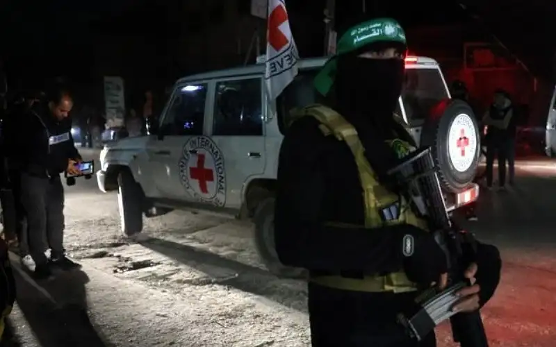 الاحتلال يؤكد تسليم القسام محتجزتين للصليب