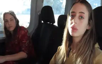 القسام تعرض مشاهد من تسليم المحتجزين