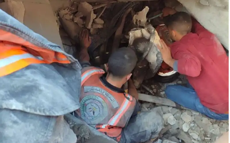 طيران الاحتلال يقصف مربعا سكنيا يضم