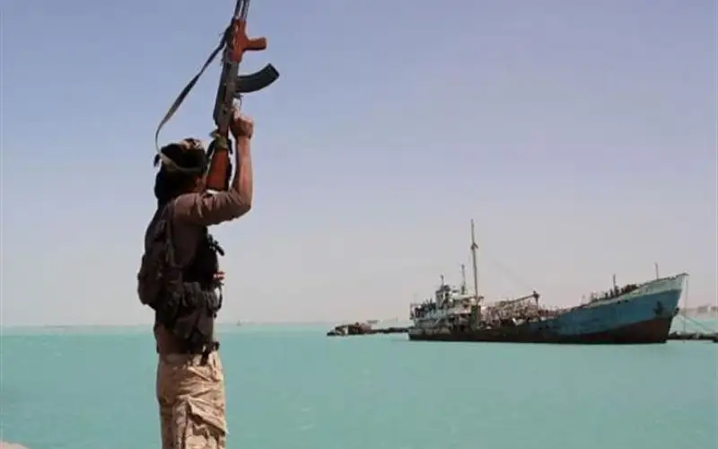 أنباء عن استهداف مدمرة أميركية وسفينتين