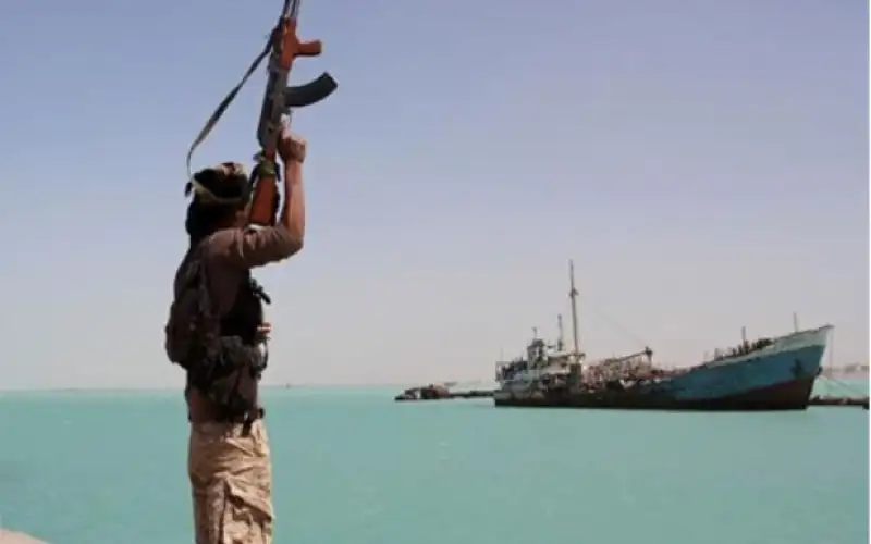 أنباء عن استهداف مدمرة أميركية وسفينتين