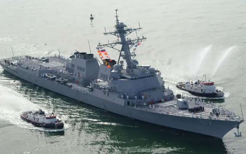 مدمرة أميركية تسقط مسيرة بالبحر الأحمر