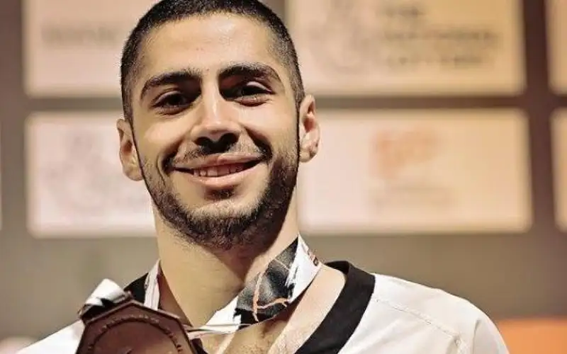 طالب عمان الأهلية زيد مصطفى يحجز