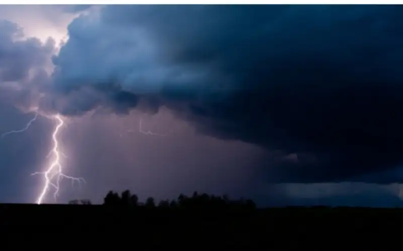 سحب ركامية وأمطار غزيرة مصحوبة بالرعد