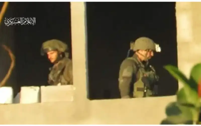 القسام تنسف منزلا تحصن فيه جنود