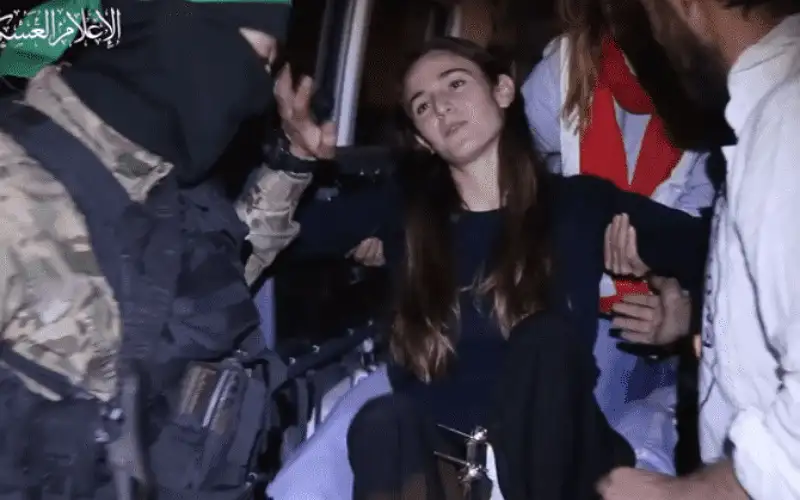 إسرائيليون مفرج عنهم: خشينا أن تقتلنا