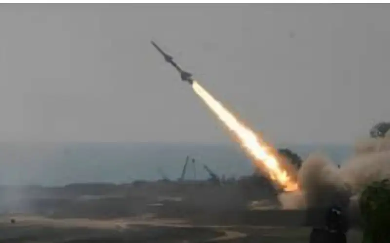 الحوثيون: إطلاق صواريخ باليستية على أهداف