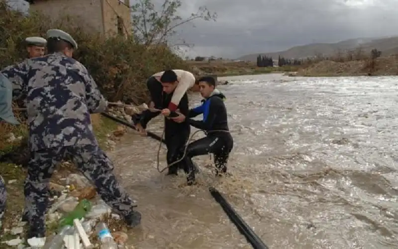 إخلاء 18 شخصا حاصرتهم مياه الأمطار