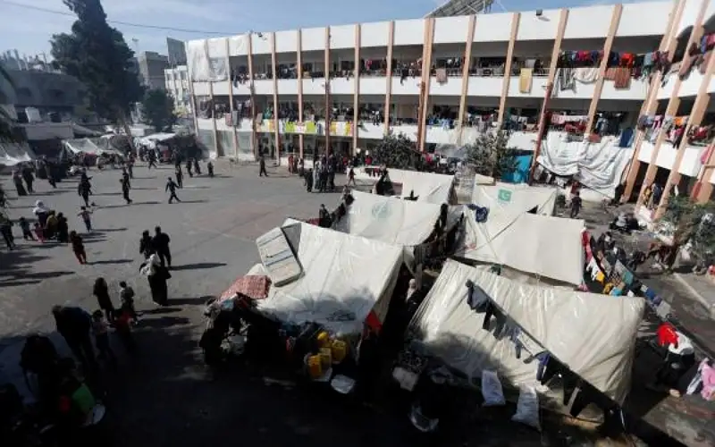 الاحتلال يحاصر مدرسة تؤوي نازحين في