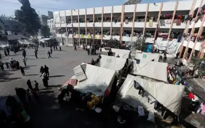 الاحتلال يحاصر مدرسة تؤوي نازحين في