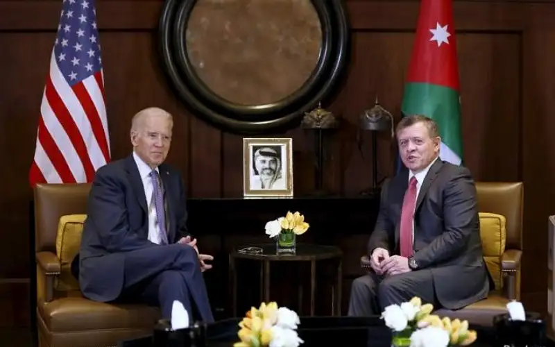 الملك لبايدن: يجب وقف اطلاق النار