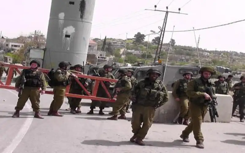 قوات الاحتلال تواصل إغلاق حاجزين في