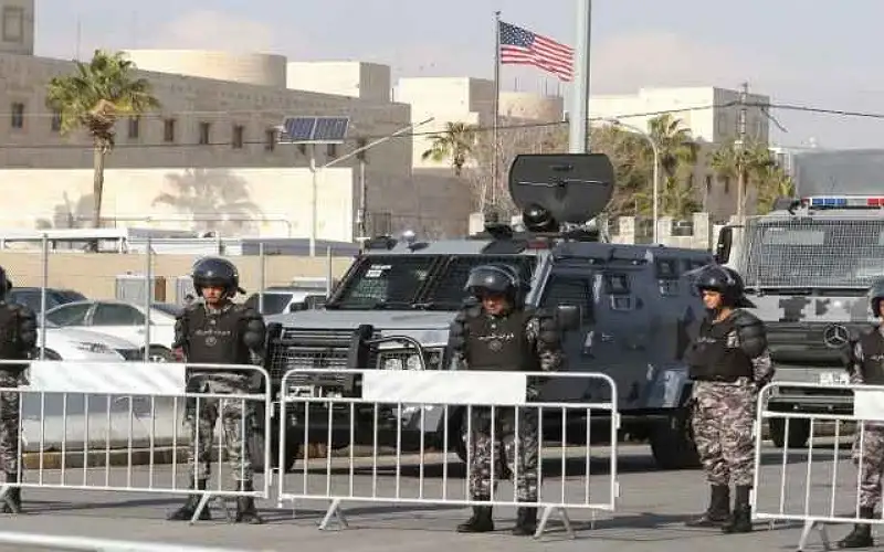انتشار أمني كثيف حول السفارة الأمريكية