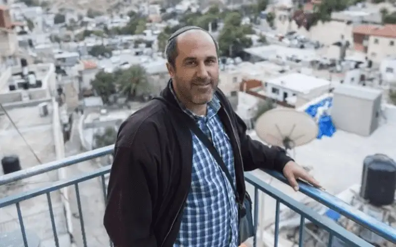 مسؤول إسرائيلي يدعو لدفن أسرى غزة