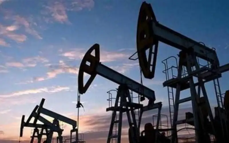 النفط يرتفع أكثر من 2% ويواصل