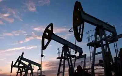 النفط يرتفع أكثر من 2% ويواصل