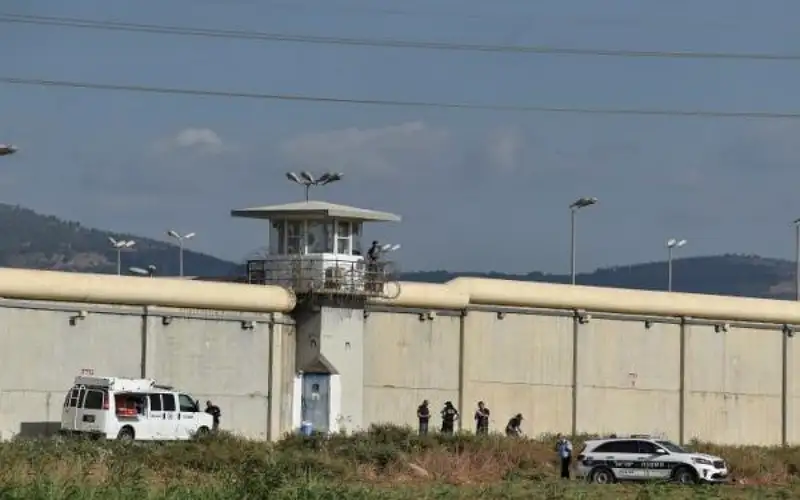 الخارجية تتابع اوضاع السجين لدى الاحتلال