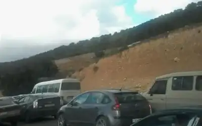 ازدحام بتصادم مركبتين على طريق سلحوب