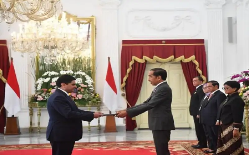 السفير العموش يقدم أوراق اعتماده لرئيس