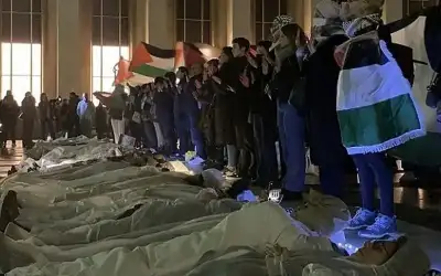 باريس: متظاهرون يرتدون أكفانا تضامنا مع