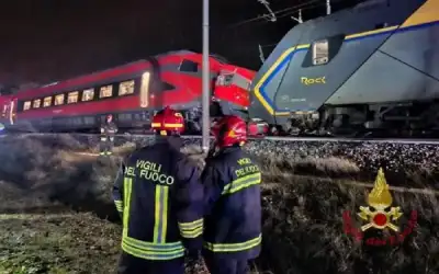 سقوط 17 جريحا في تصادم قطارين