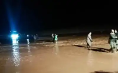 إنقاذ أربعة أشخاص حاصرتهم السيول في
