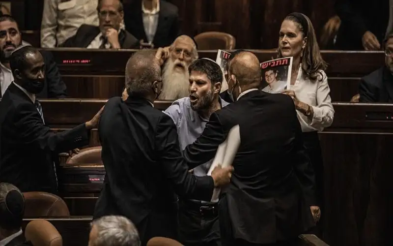 وزير متطرف يوجه إنذارا نهائيا لنتنياهو