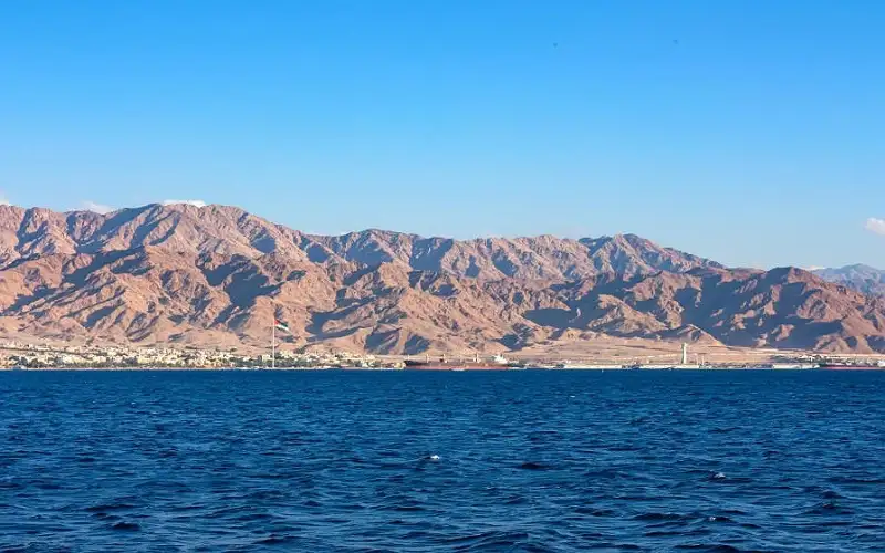 حريق على متن باخرة كبريت ترسو