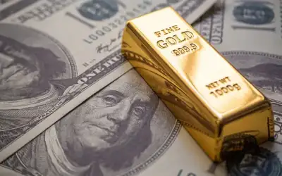 الدولار يتراجع والذهب يرتفع
