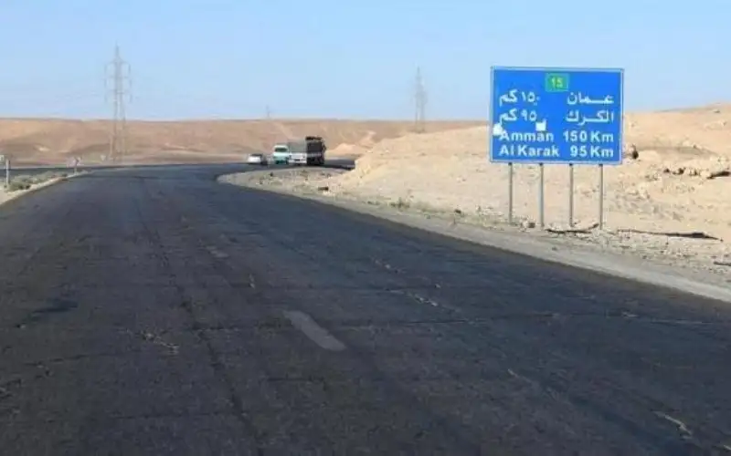3 إصابات بتصادم مركبتين على الطريق