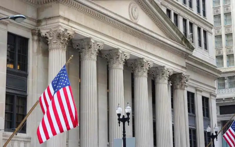 الفيدرالي الأميركي يثبت أسعار الفائدة