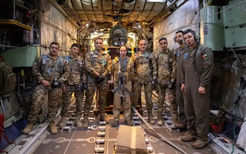 الأميرة سلمى تشارك في إنزال جوي