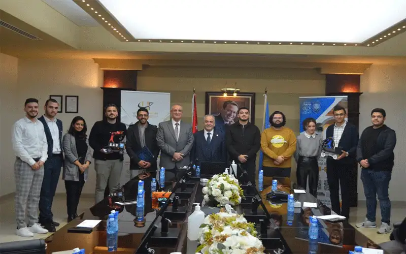 رئيس جامعة عمان الأهلية يكرم الفائزين