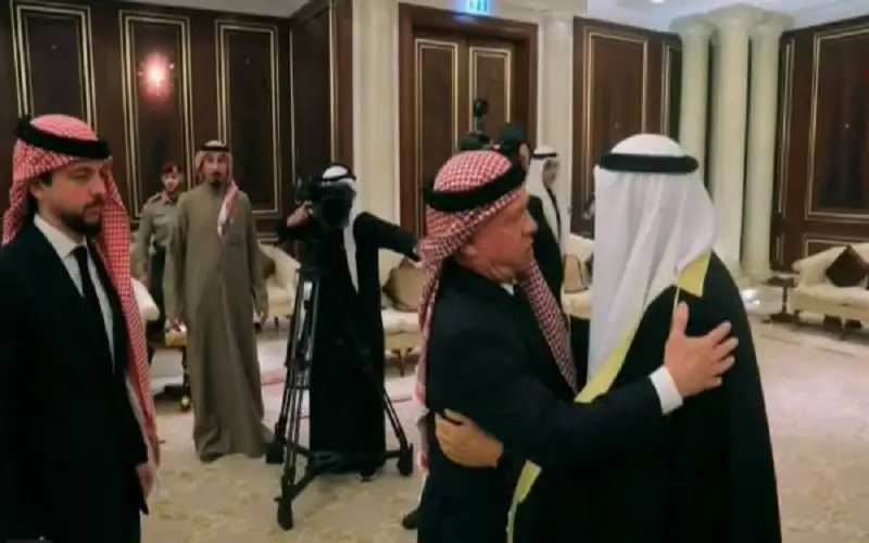 الملك وولي العهد يقدمان العزاء إلى