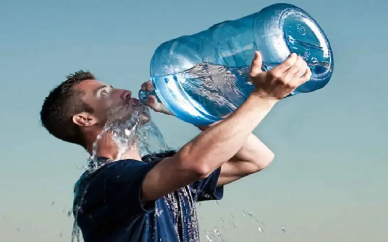 أخصائية: الإفراط في شرب الماء يؤدي