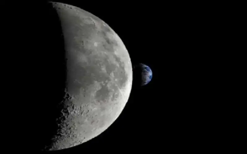 نقل التربة القمرية إلى الأرض خلال