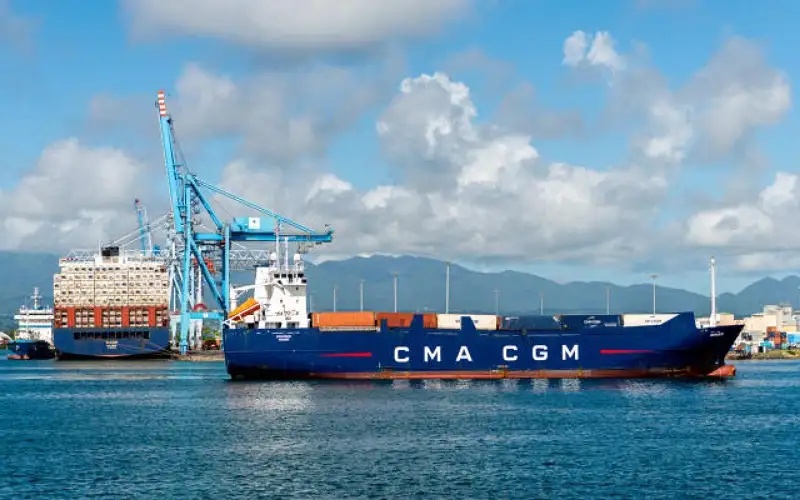 إعلام عبري: عشرات السفن حولت مسارها