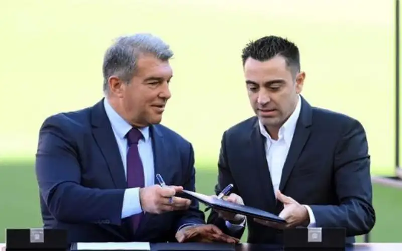 لابورتا: تشافي مدرب عظيم ونثق به