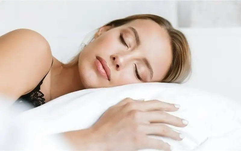 8 أسباب تجعل النوم بالمكياج خطرا