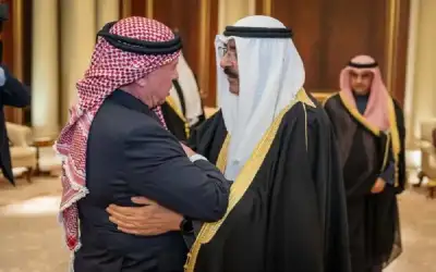 الملك يهنئ أمير الكويت بمناسبة توليه