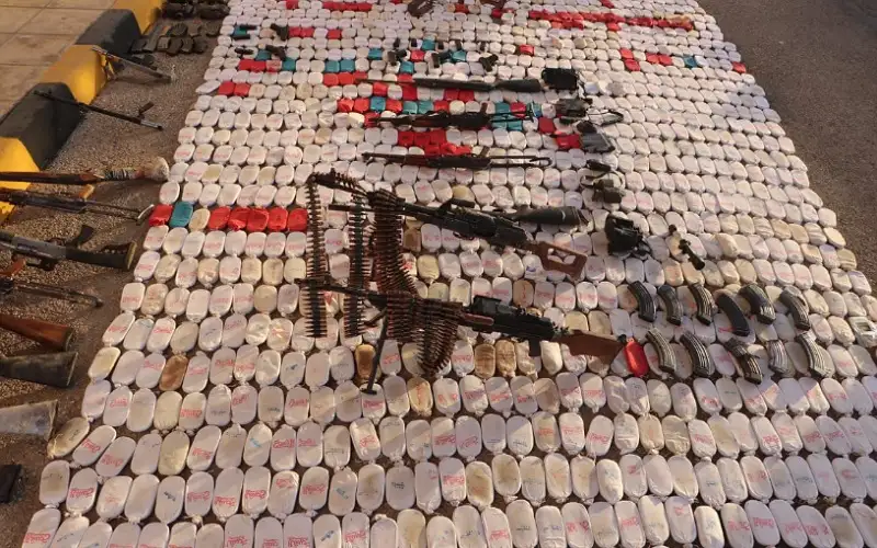 قوة أمنية تطبق قواعد الاشتباك وتلقي