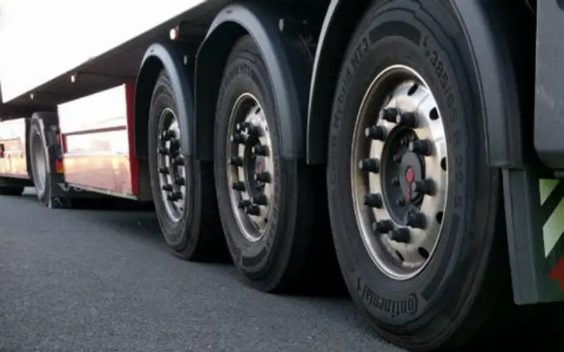 وفاتان بانفجار إطار شاحنة في عمان