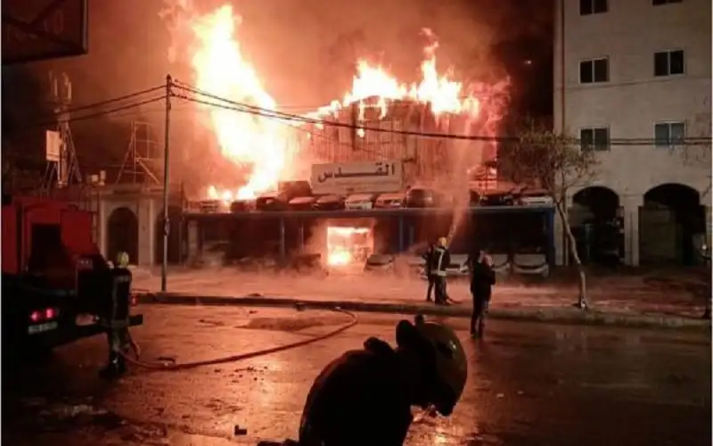 إخماد حريق شب بمستودع فلين وبلاستيك