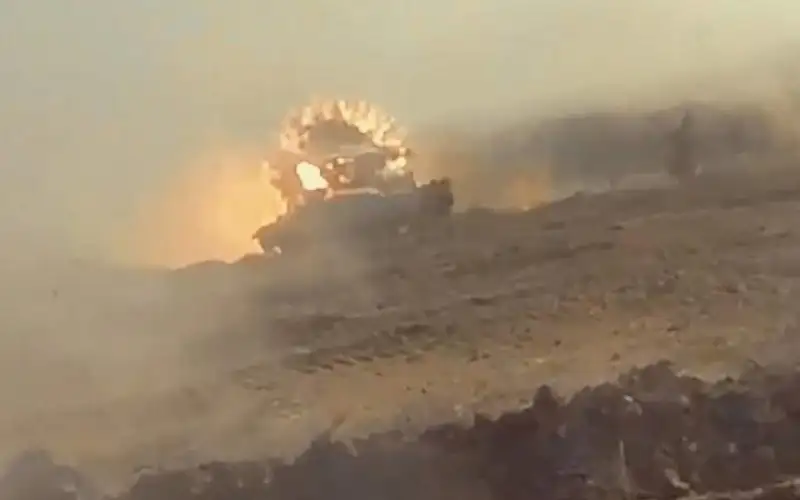 القسام تستهدف جرافة ودبابة صهيونية بقذيفة