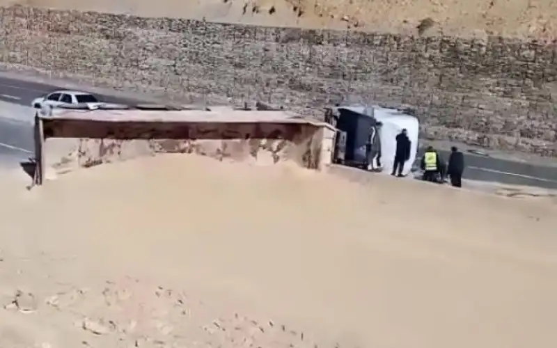 انقلاب شاحنة على طريق النقب باتجاه