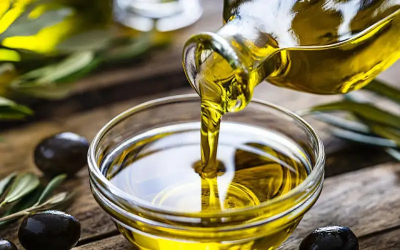ما هي فوائد تناول زيت الزيتون