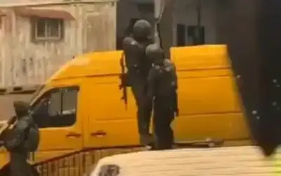 الاحتلال يزيل مجسما لخارطة فلسطين