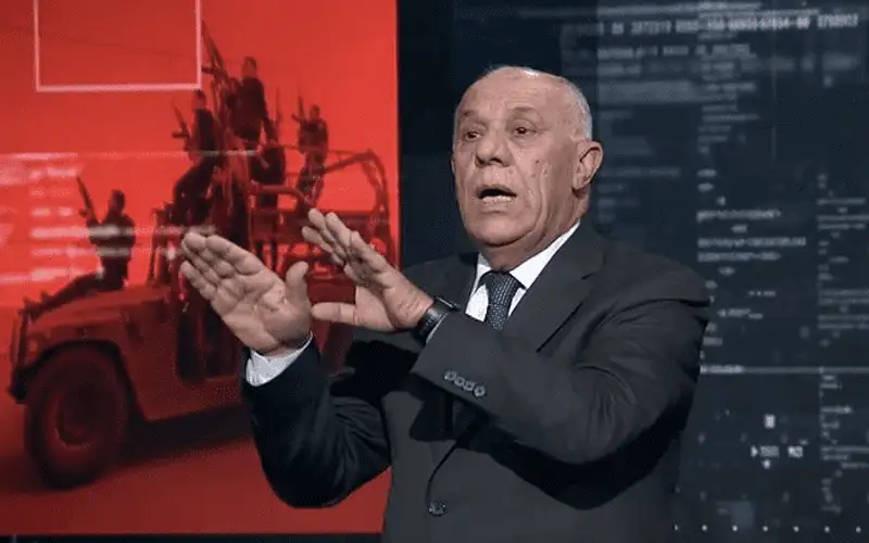 مقاوم فلسطيني يقصف ويقول : حلل