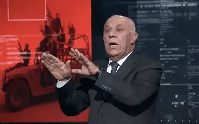 مقاوم فلسطيني يقصف ويقول : حلل
