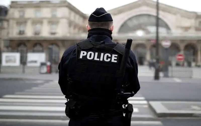 فرنسي يقتل زوجته وأطفاله الأربعة ويتوارى